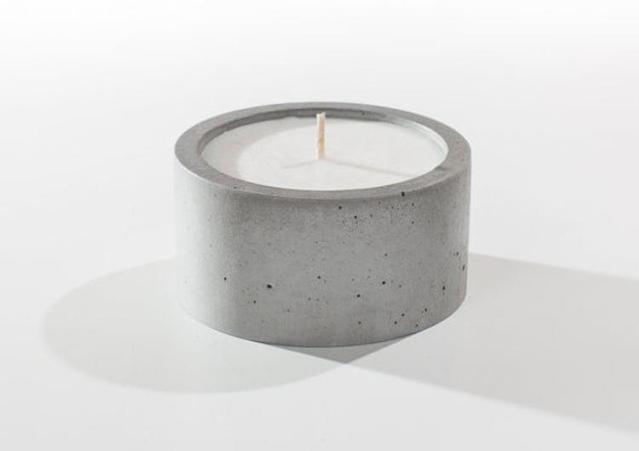sek 日前发布了一款特别的蜡烛产品,为传统的豆蜡材质裹了一个混凝土